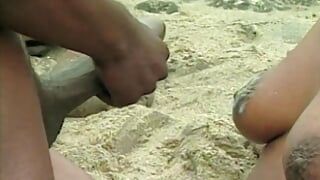 Sexo negro en una playa de arena