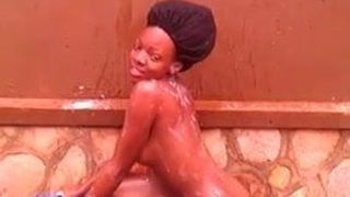 Afrikanisches Mädchen badet