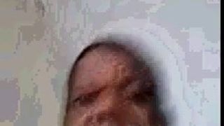 Tino Regidor masturbiert vor der Kamera vor einer Webcam im Freien