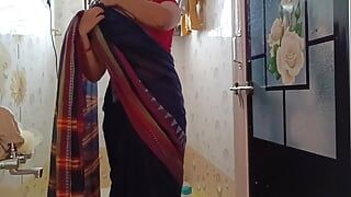 Индийская тетушка дези принимает горячую ванну и показывает сексуальные сиськи и задницу