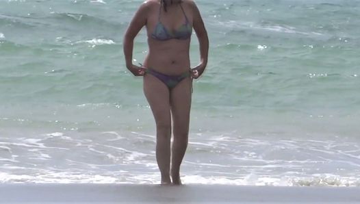 Волосатая зрелая показывает на пляже во время мастурбации