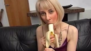 Hazel befriedigt sich mit einer Banane
