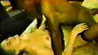 Ehemann filmt Ehefrau riesigen Orgasmus im Retro-Interracial