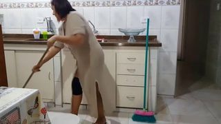 Rotin-Frau in der Küche