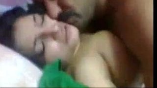 Bhabhi aur Gesellschaft Wache ke ficken ka indischer Hindi-Porno