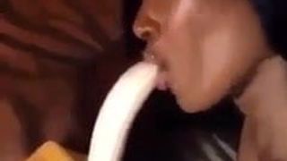 Une femme noire montre comment sucer une bite blanche