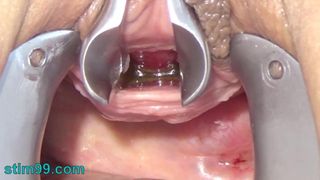 Masturbiere das Loch mit Zahnbürste und Kette in die Harnröhre