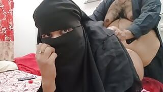Madrastra paquistaní en hijab follada por hijastro