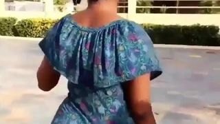 Afrikanische fette Hinternschönheit im Kleid