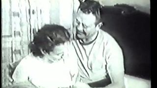 La mora formosa si fa scopare la figa in un video hardcore vintage