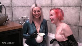 Positives Domina-Latex-Video, Lesben in der Badewanne mit Essen