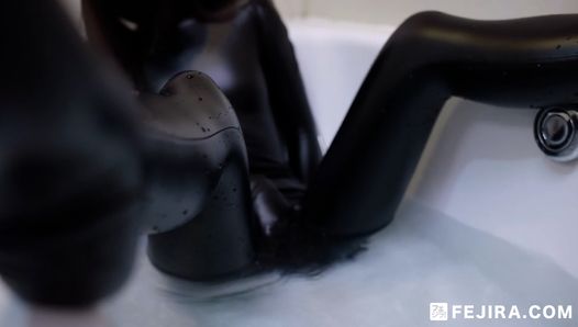 Fejira com - fetysz dziewczyna masturbuje się w wannie