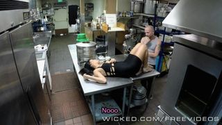 Wicked - Gianna Nicole fickt ihren Chef in der Küche