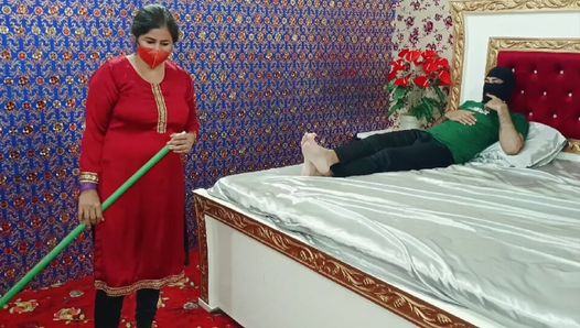 Pakistansk urdu house maid förförd och knullad hårt av sin chefs son