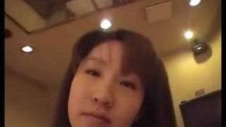 Asiatisches Mädchen pisst und furzt auf den Schwanz eines Typen