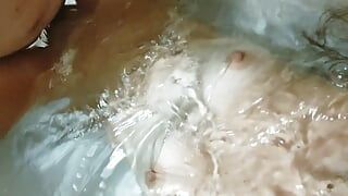 Meerjungfrau, babysitterin, beim baden in ihre enge nasse muschi in der wanne gefickt