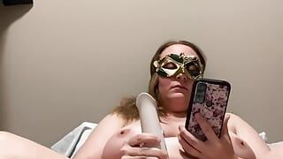 Une femme regarde du porno avec une baguette magique