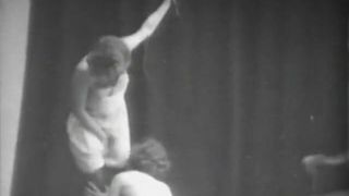 Schätzchen schlagen sich gegenseitig mit Peitschen (Retro aus den 1920er Jahren)