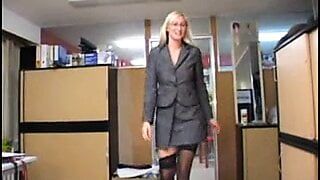 Deutsche blonde MILF-Sekretärin Strümpfe anal