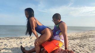 Latina fickt ihren Stiefbruder am Strand