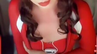 Trans op rood badpak tijdens het spelen van vibrator