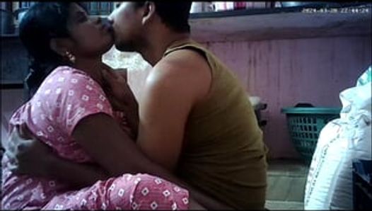 インドの村の家の妻ロマンチックな接吻お尻Housband