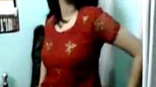 Bangla Mädchenkleid beim Umziehen