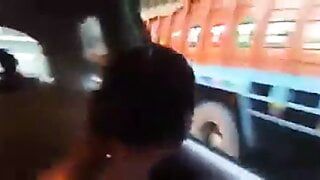 Desi indische frustrierte Bhabhis im laufenden Auto ausgezogen