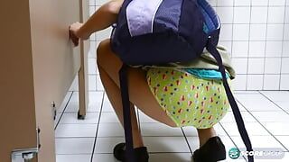 Kharlie Stone plast en masturbeert in de badkamer van de school