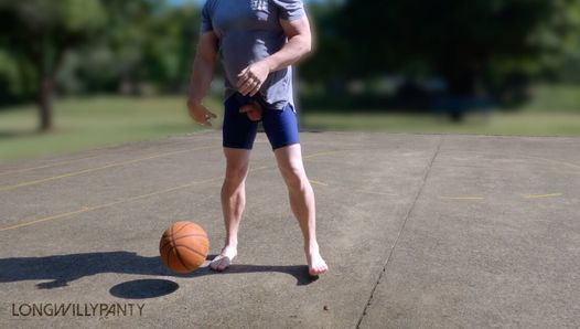 Ich spiele Basketball auf einem öffentlichen Platz und schieße mit meinem zur Schau gestellten Schwanz Körbe