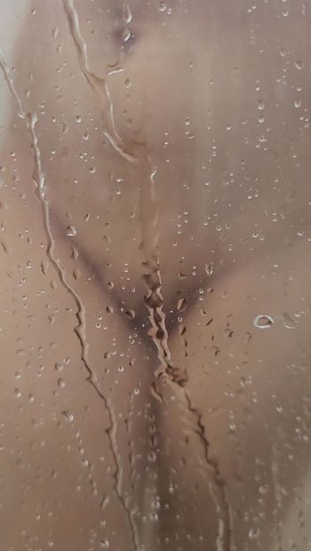 Fru i badet, redo för sex