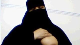 Niqabi-MILF gibt Anweisungen