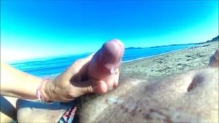 Oma masturbeert vreemdeling op het strand.
