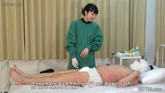 Японская женщина-доктор по возрасту с пациентами