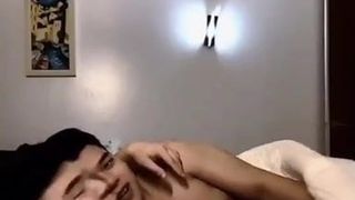 Pinoy-Junge lutscht seinen Freund im Bett (1'12 '')