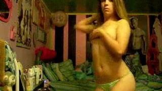 Mädchen strippt und Mast im Schlafzimmer