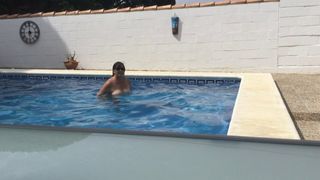 Schau zu, wie meine Frau beim Tauchen eintaucht, bevor wir im Pool gefickt werden!