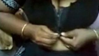 Een jonge man die seks heeft met zijn Tamil Nadu -tante