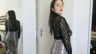 Asiatische Youtuber - enge Hose ziehen (ameliecara01)