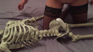 Sexy Ehefrau wird immer mit Skelett-Dildo gefickt