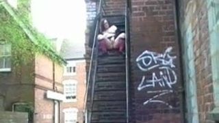 Masturbation und Orgasmus auf öffentlicher Treppe