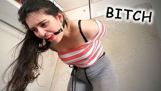Bitchy grote zus bal mond gesnoerd in lesbische strappado bondage