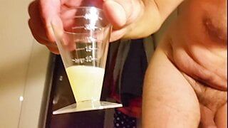 Fru mjölkar sin prostata genom ett silikonljud