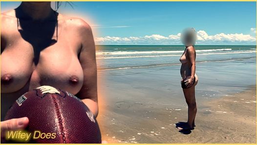 Żona rozbiera się nago i bawi się piłką nożną na plaży