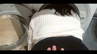Russische Stiefmutter in Waschmaschine stecken, mit Bierflasche gefickt, gefingert, gefickt und im Mund fertig gemacht.