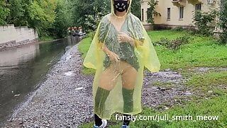 Teen im gelben Regenmantel zeigt Muschi draußen im Regen
