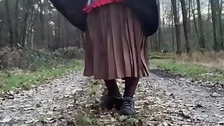 In einem boniche-outfit, um einen spaziergang im wald zu gehen teil 2