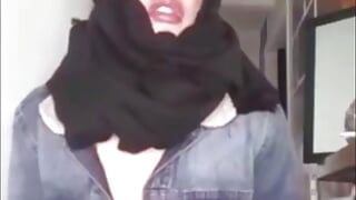 Araberin mit burka und kniet für ihren meister