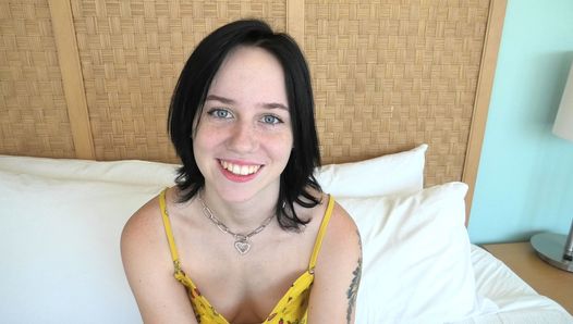 Brandneue blasse 18 Jahre Alte mit Sommersprossen gibt ihr Porno-Debüt