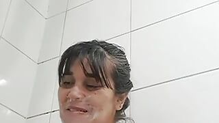 Mega-sperma-stiefmutter im badezimmer gefickt
